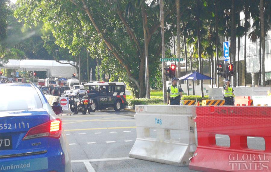 Police vehicles and security detail appear outside the St. Regis Hotel on Sunday where DPRK leader Kim Jong-un is staying. (Photo: Yang Sheng/GT)