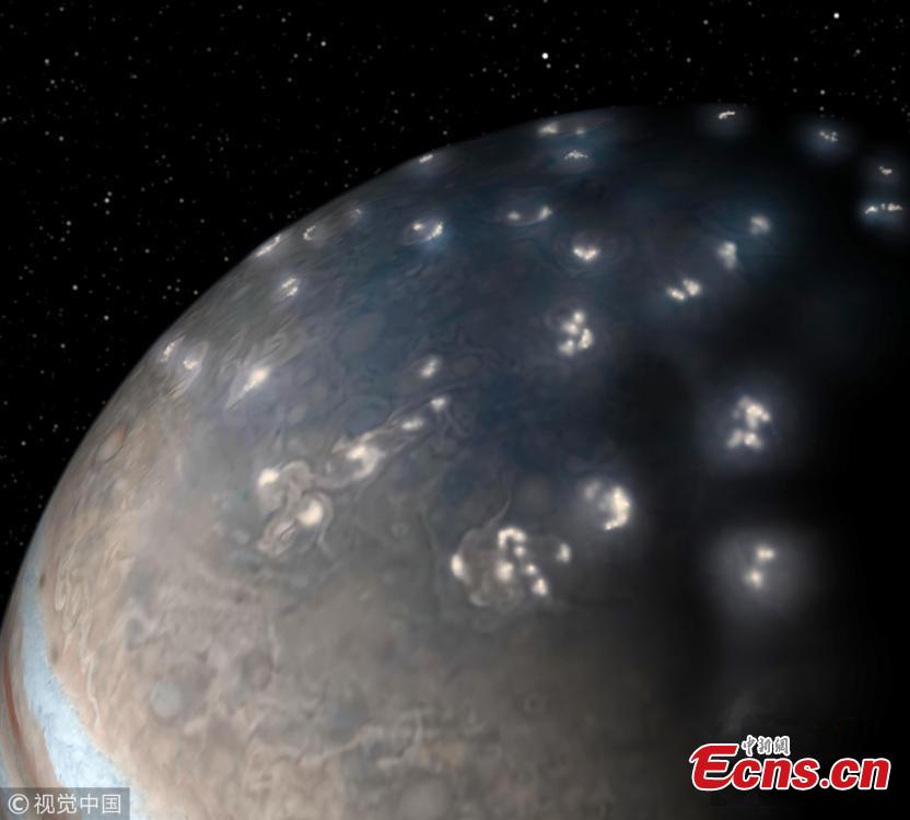 This artist\'s concept of lightning in Jupiter\'s northern hemisphere incorporates a JunoCam image with artistic embellishments. Data from NASA\'s Juno mission indicates that most of the lightning on Jupiter occurs near the planet\'s poles. Lightning storms on Jupiter are much more frequent, and much less alien, than previously thought, a pair of new studies suggests. (Photo/VCG)
