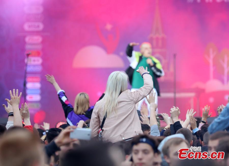 People attend the official opening ceremony of the FIFA Fan Fest in Moscow, Russia, on June 10, 2018, ahead of the Russia 2018 World Cup. A number of Russian celebrities performed at the festival opening concert. Russia will host its first World Cup from June 14 to July 15. (Photo: China News Service/Wang Xiujun)