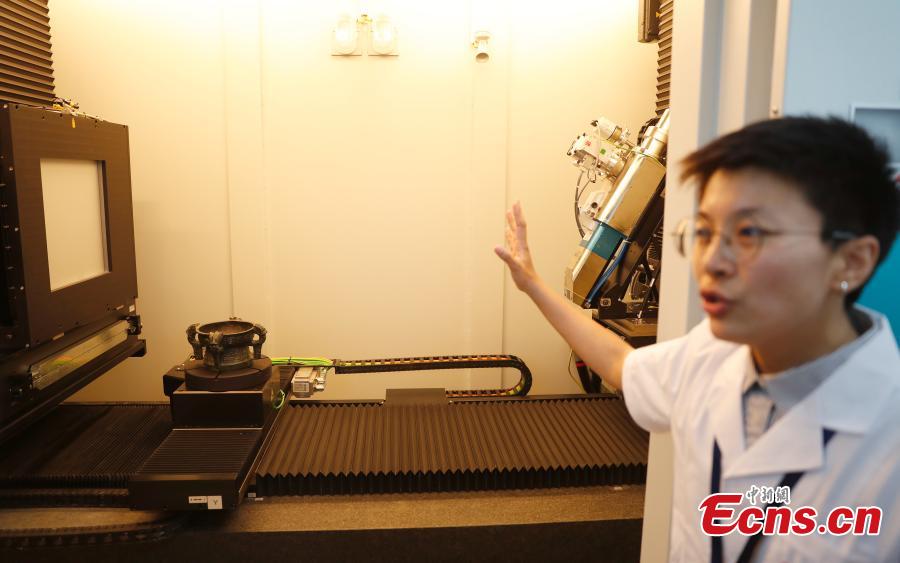 A staff member repairs a cultural relic at a restoration \'hospital\' in the Palace Museum in Beijing, June 9, 2018. As part of ongoing activities held for China\'s Cultural and Natural Heritage Day, the first batch of 40 people watched \'doctors\' repairing pieces from some of the museum\'s collections, including pieces of calligraphy, paintings, bronzeware and clocks, under the guidance of volunteers. Established in December 2016, the restoration hospital is located in the west of the Palace Museum. The facility covers 13,000 square meters and has the nation\'s most-advanced restoration studios. (Photo: China News Service/Liu Guanguan)