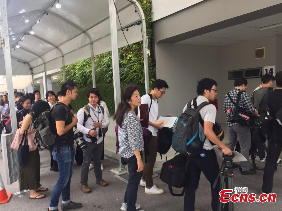 Reporters queue to enter the International Media Center for the DPRK-USA summit at F1 Pit Building in Singapore, June 10, 2018. (Photo: China News Service/Li Yang)