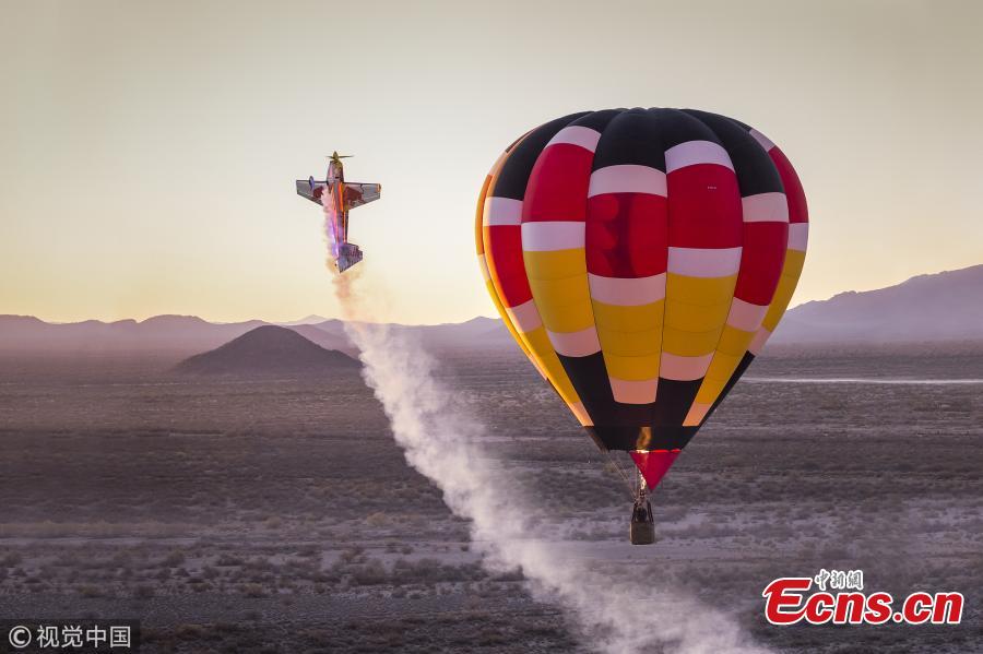 Kirby Chambliss of the United States flies during a hot air balloon race in Phoenix, Arizona, U.S., June 5, 2018, to celebrate National Hot Air Balloon Day. Kirby Chambliss is one of the best aerobatic pilots in the world ? a five-time winner of the US National Aerobatic Championship and a former Men’s Freestyle World Champion. (Photo/VCG)