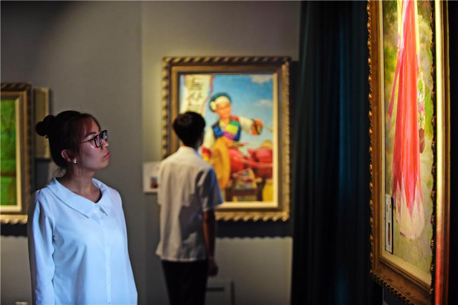 A woman examines an oil painting for sale at a border trade zone in Dandong, Liaoning province, which sells goods from the Democratic People\'s Republic of Korea. The zone\'s business has declined as a result of sanctions imposed on the DPRK by the UN last year. (YANG QING/XINHUA)

Sanctions bite

In August and September, the UN Security Council imposed two sets of sanctions on the DPRK, looking to exert economic pressure. The sanctions banned the export of coal, iron, lead and seafood, and also limited imports of crude oil and refined petroleum products. Moreover, they prohibited DPRK nationals from working overseas. The council has passed a number of similar resolutions since the DPRK conducted its first nuclear test in 2006.

As someone who specializes in providing machinery and services for the DPRK\'s mining sector, Zhou has been affected. \