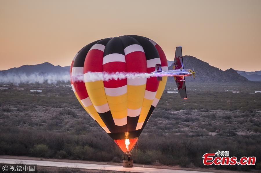 Kirby Chambliss of the United States flies during a hot air balloon race in Phoenix, Arizona, U.S., June 5, 2018, to celebrate National Hot Air Balloon Day. Kirby Chambliss is one of the best aerobatic pilots in the world ? a five-time winner of the US National Aerobatic Championship and a former Men’s Freestyle World Champion. (Photo/VCG)