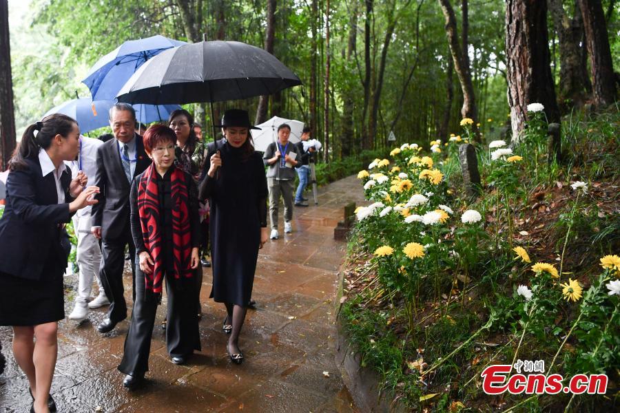 Hung Hsiu-chu （front, C）, former chairwoman of Kuomintang in Taiwan, leads a delegation to pay homage to deceased soldiers of the Chinese Expeditionary
Force who died while fighting the Japanese army in World War II in Myanmar, at a martyrs\' cemetery in Tengchong County, Southwest China\'s Yunnan Province, June 11, 2018. (Photo: China News Service/Liu Ranyang)