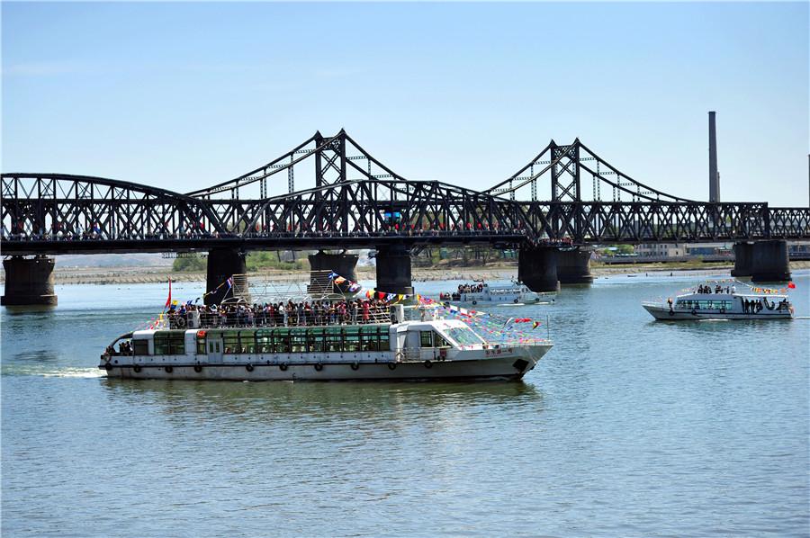 Tourists tour on Yalu River in Dandong, Liaoning province, on May 1. (YU HAIYANG/FOR CHINA DAILY)
Back in Pyongyang, Zhou and his business partners from the DPRK watched a lengthy TV news report about Kim\'s historic meeting with Xi, including footage of a handshake between the smiling leaders that quickly went viral on social media.

\