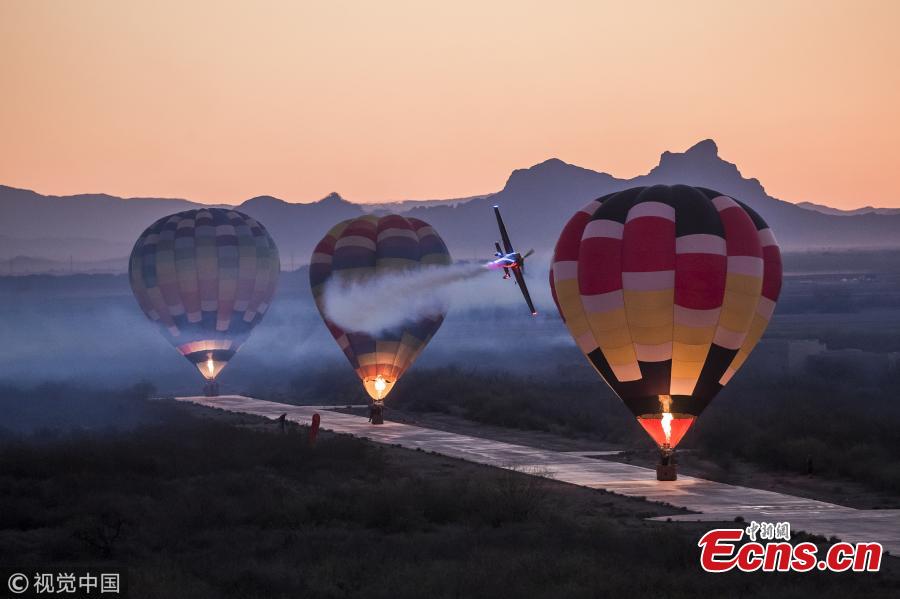 Kirby Chambliss of the United States flies during a hot air balloon race in Phoenix, Arizona, U.S., June 5, 2018, to celebrate National Hot Air Balloon Day. Kirby Chambliss is one of the best aerobatic pilots in the world ? a five-time winner of the US National Aerobatic Championship and a former Men’s Freestyle World Champion. (Photo/VCG)