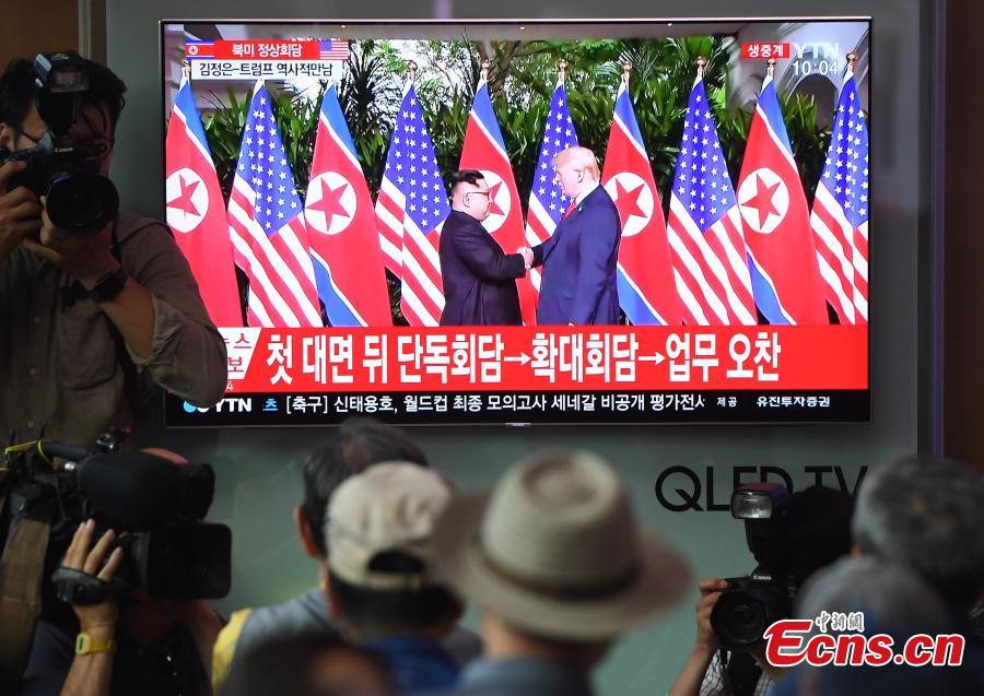 People watch a TV screen showing U.S. President Donald Trump meeting with the Democratic People\'s Republic of Korea (DPRK) leader Kim Jong Un in Singapore during a news program at the Seoul Railway Station in Seoul, South Korea, June 12, 2018. (Photo/Agencies)