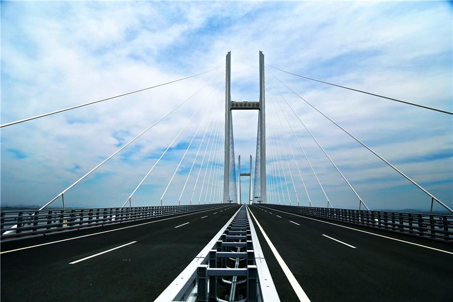 The New China-DPRK Friendship Bridge. (WEN SHAN/FOR CHINA DAILY)

Bridging the gap

To boost cross-border trade, construction of a new crossing, officially called the New China-DPRK Friendship Bridge, started in 2011 and was completed in 2014. However, the new bridge－about 12 km downstream from the old 940-meter-long construction－h(huán)asn\'t been put into use because construction of a road to connect it with Sinuiju hasn\'t started yet.

\