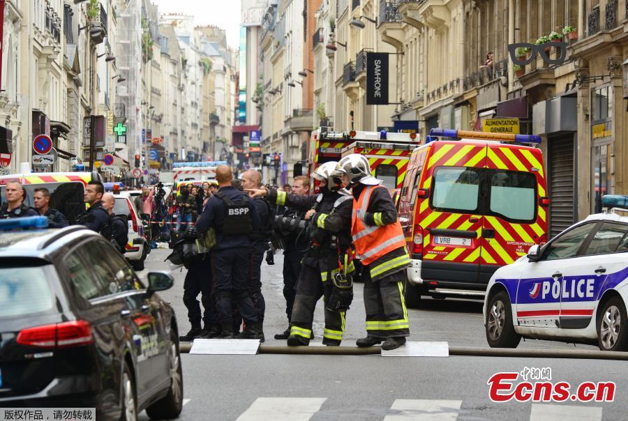 Photo taken on June 12, 2018 shows French police and firemen secure the street as a man has taken people hostage at a business in Paris, France. Police rescued two hostages and arrested a man in central Paris after he demanded to be put in touch with the Iranian Embassy to deliver a message to the French government, authorities said. (Photo: China News Service/Long Jianwu)