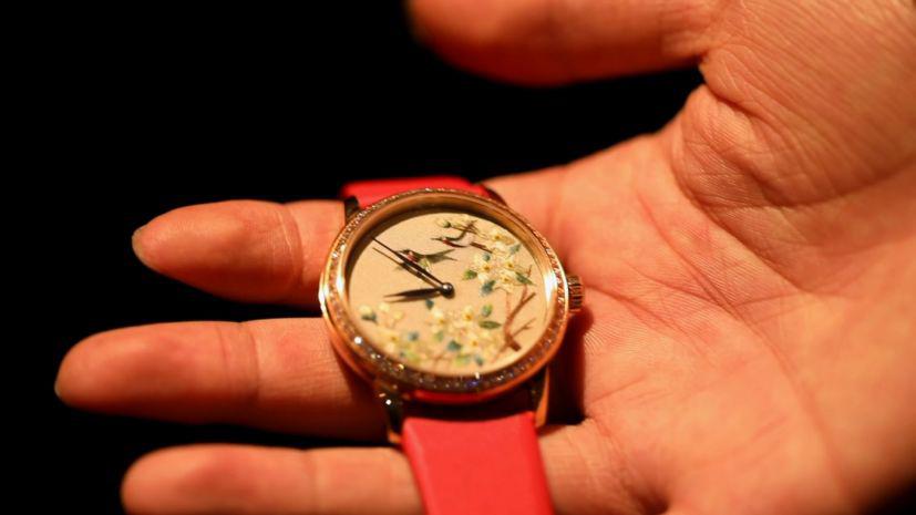 Su Embroidery (Photo/CGTN)

As one of China\'s first intangible cultural heritages, Zhang believes that Su Embroidery has a great chance to develop. Yet few young people are willing to learn embroidery, leaving many craftsmen with no successors. He says: \