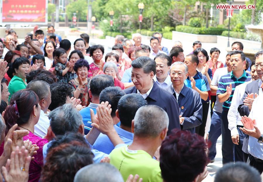 Chinese President Xi Jinping, also general secretary of the Communist Party of China Central Committee and chairman of the Central Military Commission, visits a community in Licang District during an inspection tour in Qingdao, east China\'s Shandong Province, June 12, 2018. (Xinhua/Xie Huanchi)