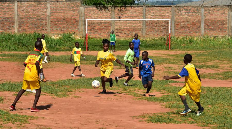 Children play football at the SOS International Children\'s Village in the Central African Republic earlier June. (Photo by Song Wenhui/for China Daily)
The event was organized by the Zhejiang provincial health authority and was supported by the Chinese embassy in the Central African Republic.
SOS Children\'s Villages is an international NGO supporting children and young people by providing day care, education and medical services.