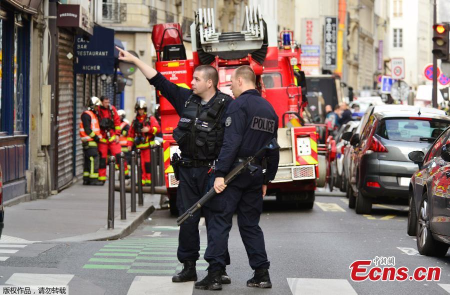 Photo taken on June 12, 2018 shows French police and firemen secure the street as a man has taken people hostage at a business in Paris, France. Police rescued two hostages and arrested a man in central Paris after he demanded to be put in touch with the Iranian Embassy to deliver a message to the French government, authorities said. (Photo: China News Service/Long Jianwu)