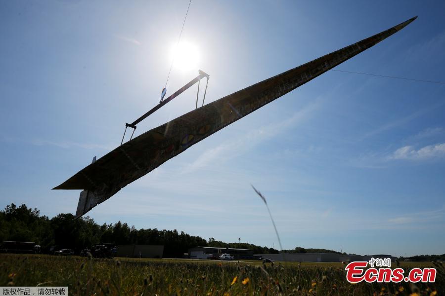 Photo taken on June 12, 2018 shows a massive paper airplane in Fitchburg, U.S. The 64-foot-long plane weighing in at over 1,500 pounds was put together by Project Soar at the Revolving Museum of Fitchburg. Creators of the paper airplane hope it will become a new Guinness World Record. (Photo/Agencies)
