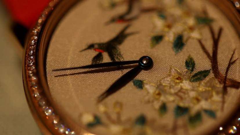 Su Embroidery (Photo/CGTN)
Ink wash painting is known to be one of the greatest art forms. Did you know that a needle and thread can also be a craftsmen\'s tool to recreate the most beautiful scenery of nature?

Born in 1988, Zhang Xue has created numbers of exquisite works with his delicate fingers, and is thus regarded as one of the best male embroiderers.