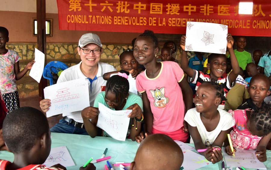 The 16th China Medical Team visits the SOS International Children\'s Village in the Central African Republic earlier June. (Photo by Song Wenhui/for China Daily)
The 16th China Medical Team organized by the Zhejiang provincial health department went to the SOS International Children\'s Village in the Central African Republic earlier this month. Eighteen Chinese doctors and nurses brought medicine and healthcare supplies to more than 100 orphans living in the village.
In the Central African Republic, children make up a vast section of the country\'s population, as nearly half of all Central Africans are less than 14 years old. 370,000 of these children are orphans and grow up without one or both parents.
