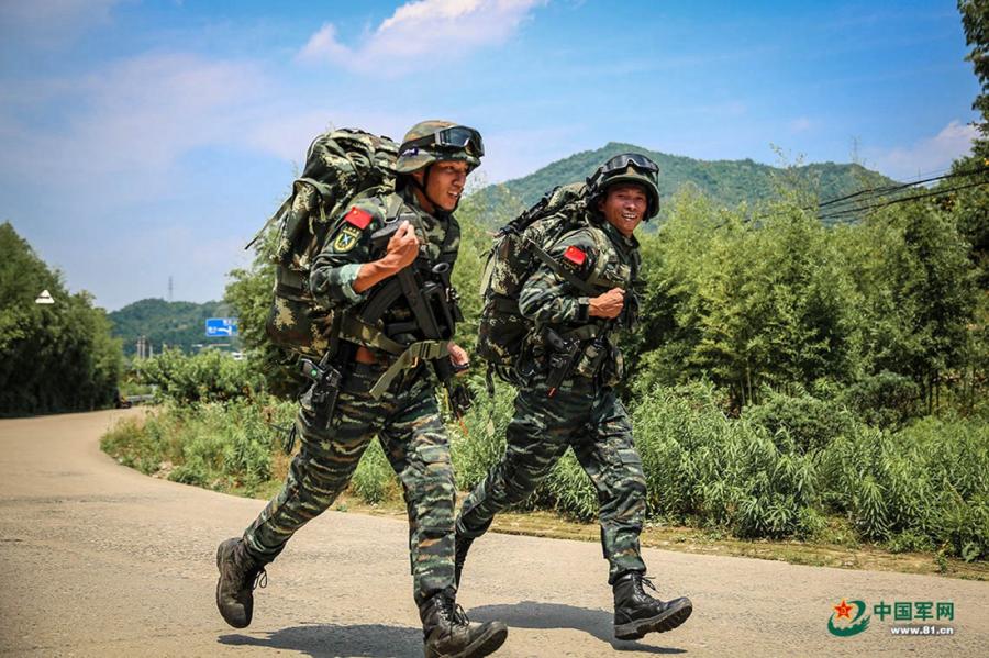 Two soldiers run along a country road during the week-long rigorous training starting from June 11, 2018. (Photo/81.cn)