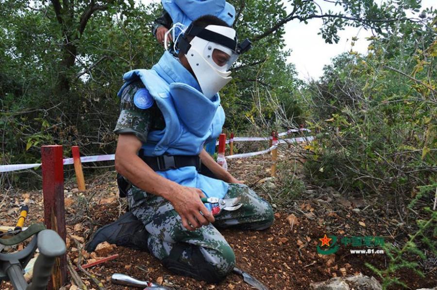 Members of the 17th Chinese peacekeeping force to Lebanon take part in a mine clearance mission in an area of nearly 2,000 square meters on the border between Israel and Lebanon, June 11, 2018. (Photo/81.cn)