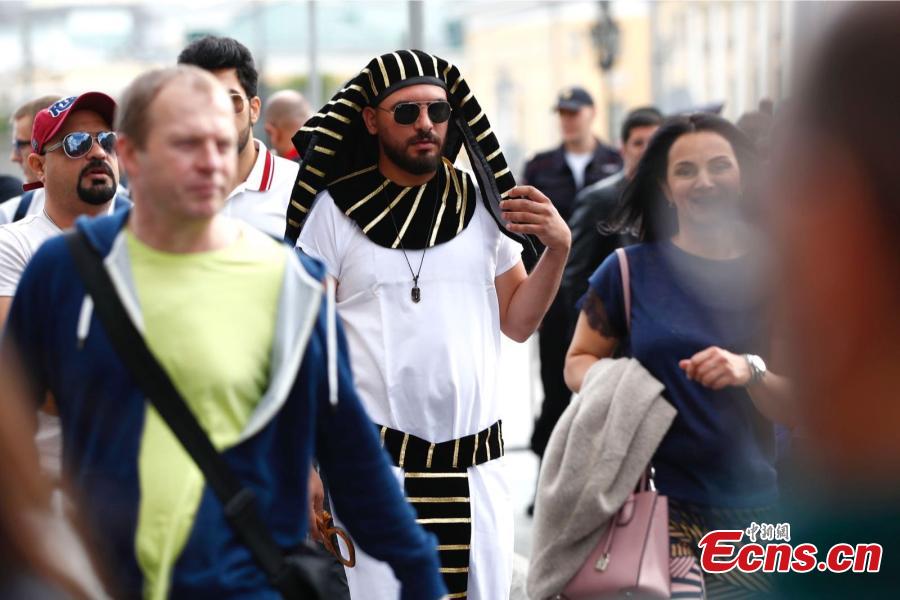 Supporters of the Egyptian national football team cheer during a gathering near Red Square on the eve of the 2018 FIFA World Cup in Moscow, Russia, June 13, 2018. (China News Service/Fu Tian)