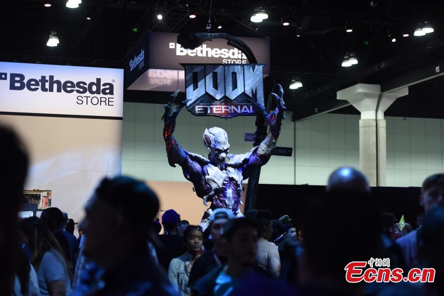 People attend E3, the world\'s largest video game industry convention in Los Angeles, California, U.S., June 13, 2018. (Photo: China News Service/Zhang Shuo)