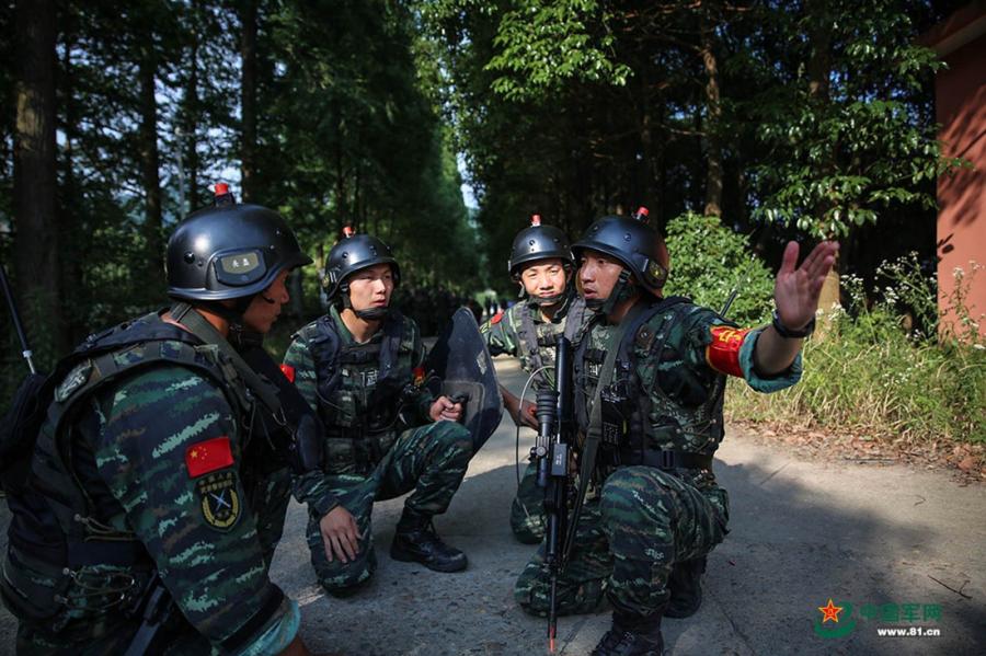 A group of soldiers discuss their plan before entering the mission area during the week-long rigorous training starting from June 11, 2018. (Photo/81.cn)