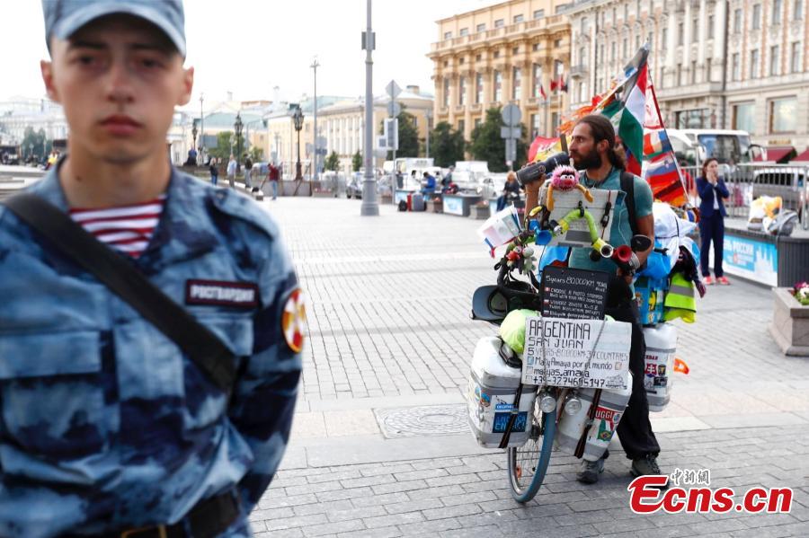 A supporter of Argentine national football team cheers during a gathering near Red Square on the eve of the 2018 FIFA World Cup in Moscow, Russia, June 13, 2018. (Photo: China News Service/Fu Tian)