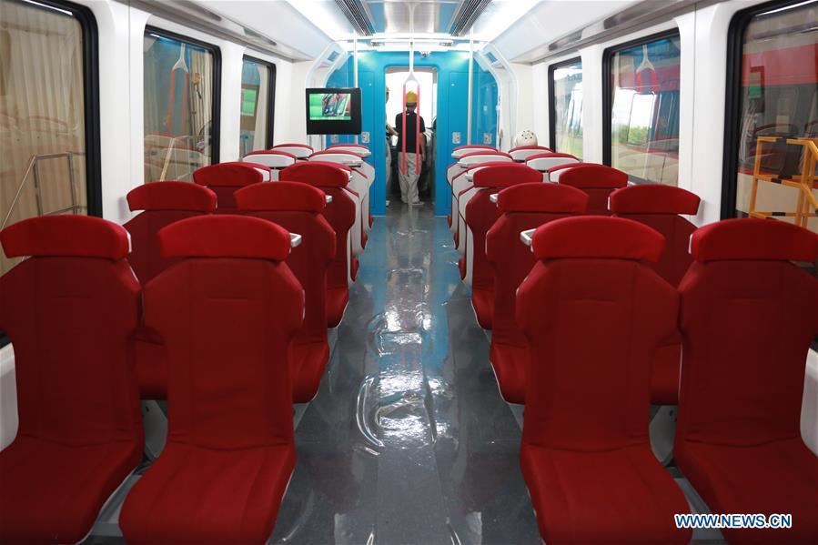 Photo taken on June 13, 2018 shows the interior of China\'s new generation domestic medium-low-speed magnetic levitation (maglev) train at the CRRC Zhuzhou Locomotive Co., Ltd., Zhuzhou of central China\'s Hunan Province. The new train rolled off the production line Wednesday and can run up to 160 km per hour, compared with the first generation\'s top speed of 100 km per hour. (Photo/Xinhua)