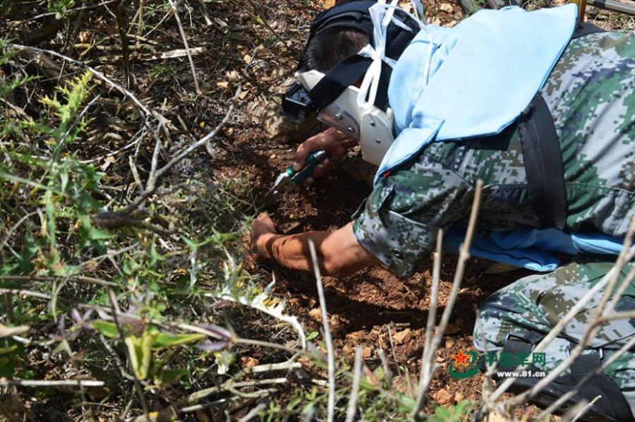Members of the 17th Chinese peacekeeping force to Lebanon take part in a mine clearance mission in an area of nearly 2,000 square meters on the border between Israel and Lebanon, June 11, 2018. (Photo/81.cn)