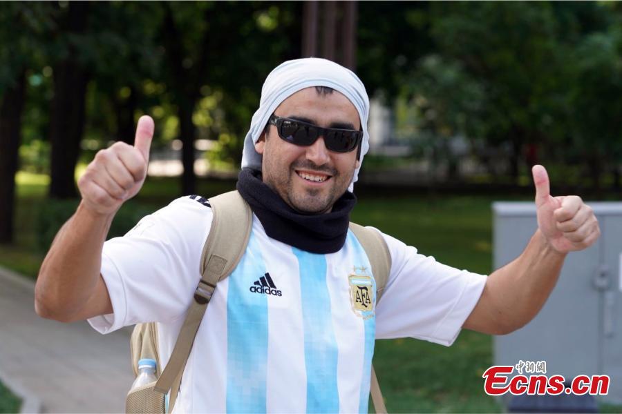 A supporter of Argentine national football team cheers during a gathering near Red Square on the eve of the 2018 FIFA World Cup in Moscow, Russia, June 13, 2018. (Photo: China News Service/Mao Jianjun)