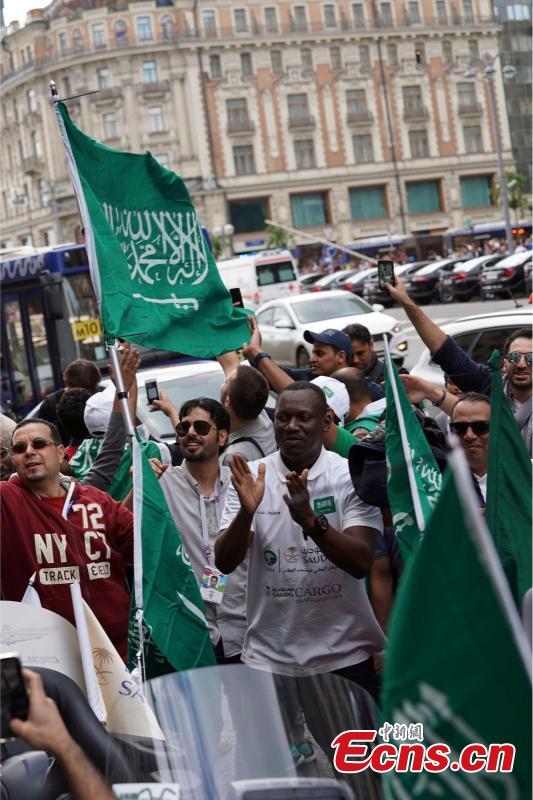 Supporters of Saudi Arabia national football team cheer during a gathering near Red Square on the eve of the 2018 FIFA World Cup in Moscow, Russia, June 13, 2018. (Photo: China News Service/Mao Jianjun)