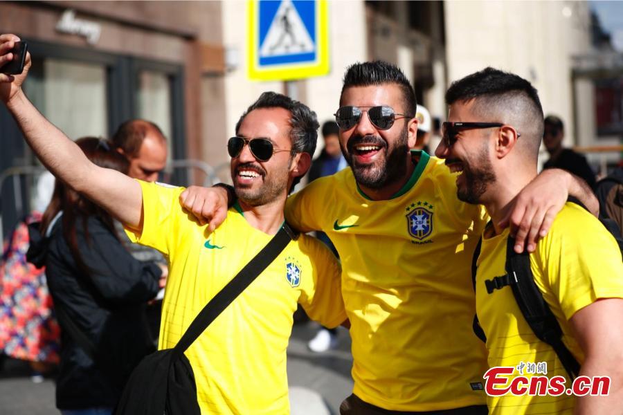 Supporters of the Brazilian national football team cheer during a gathering near Red Square on the eve of the 2018 FIFA World Cup in Moscow, Russia, June 13, 2018. (China News Service/Fu Tian)