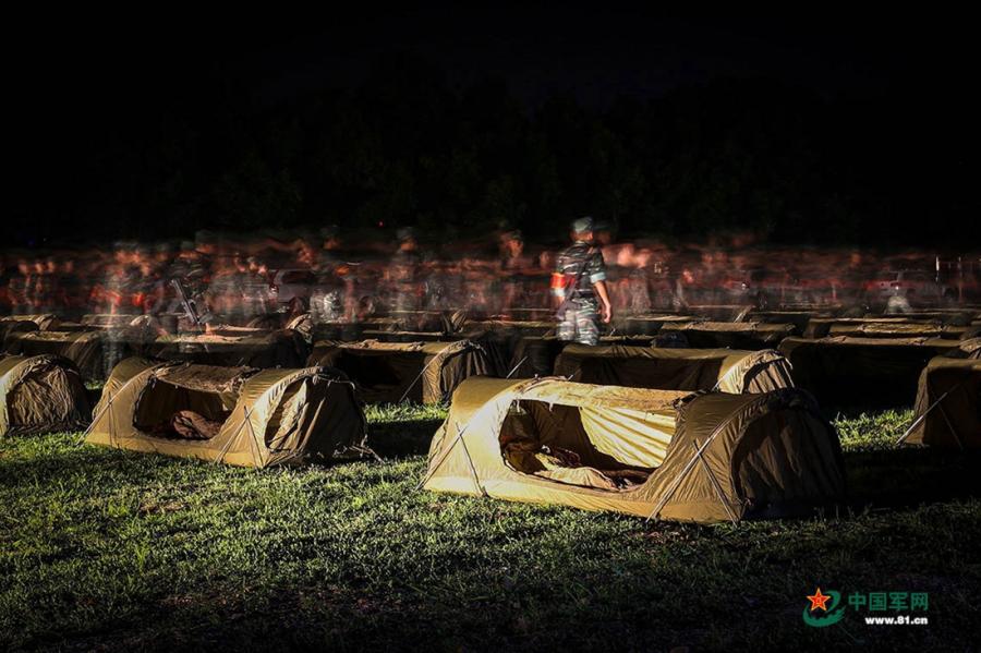 Soldiers pitch their tents at the operation area during the week-long rigorous training starting from June 11, 2018. (Photo/81.cn)
