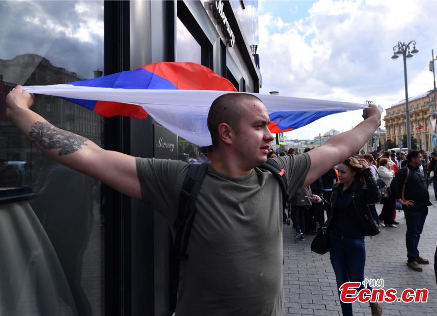 A supporter of Russian national football team cheers during a gathering near Red Square on the eve of the 2018 FIFA World Cup in Moscow, Russia, June 13, 2018. (Photo: China News Service/Mao Jianjun)