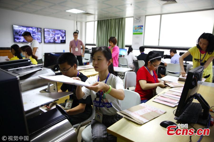 Teachers grade test papers of the national college entrance exam, known as gaokao, at Hainan Normal University in Haikou City, South China’s Hainan Province, June 12, 2018. The province’s 699 teachers will be responsible for grading gaokao test papers from June 14 to 20 at well-guarded sites. (Photo/VCG)
