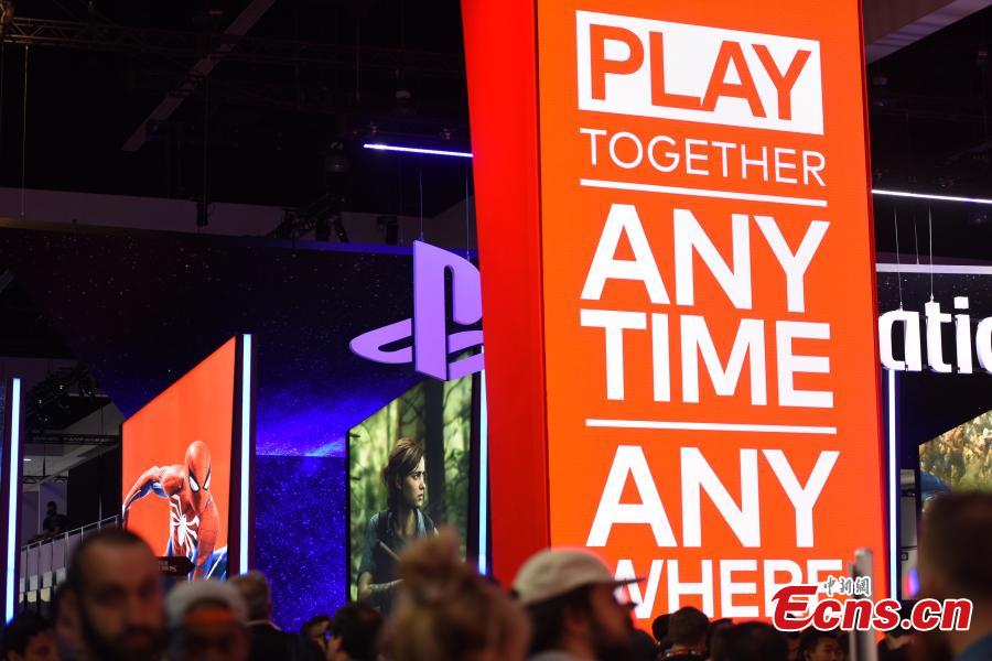 People attend E3, the world\'s largest video game industry convention in Los Angeles, California, U.S., June 13, 2018. (Photo: China News Service/Zhang Shuo)