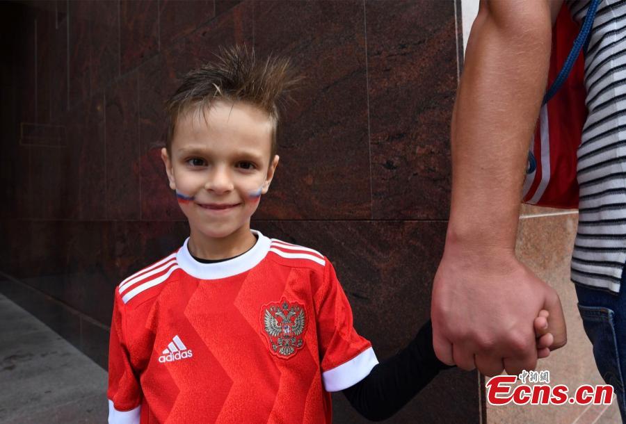 A supporter of the Russian national football team cheers during a gathering near Red Square on the eve of the 2018 FIFA World Cup in Moscow, Russia, June 13, 2018. (Photo: China News Service/Mao Jianjun)