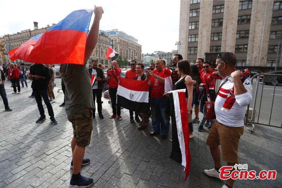 Supporters of Saudi Arabia and Russian national football teams cheer during a gathering near Red Square on the eve of the 2018 FIFA World Cup in Moscow, Russia, June 13, 2018. (China News Service/Fu Tian)
