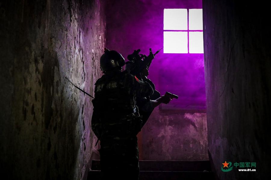 Soldiers aim their guns as they pass through the corridor at the operation area during the week-long rigorous training starting from June 11, 2018. (Photo/81.cn)