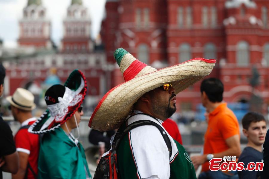 Supporters of Mexican national football team cheer during a gathering near Red Square on the eve of the 2018 FIFA World Cup in Moscow, Russia, June 13, 2018. (China News Service/Fu Tian)