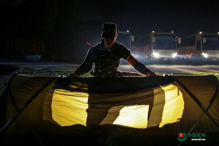 A soldier pitches his tent at the operation area during the week-long rigorous training starting from June 11, 2018. (Photo/81.cn)