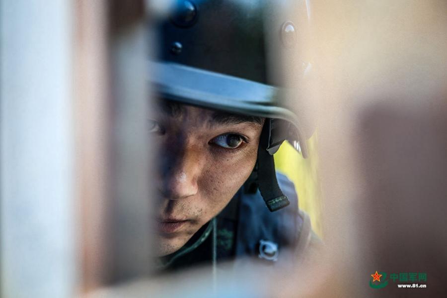 A soldier looks straight ahead during the week-long rigorous training starting from June 11, 2018. (Photo/81.cn)
Soldiers from the Ningbo, Shaoxing, Zhoushan and Taizhou divisions of the Armed Police Force in East China’s Zhejiang Province took part in a week-long rigorous training program starting from June 11, 2018. The training included long marches, simulated battles, mountain climbing and a manhunt on the water.
