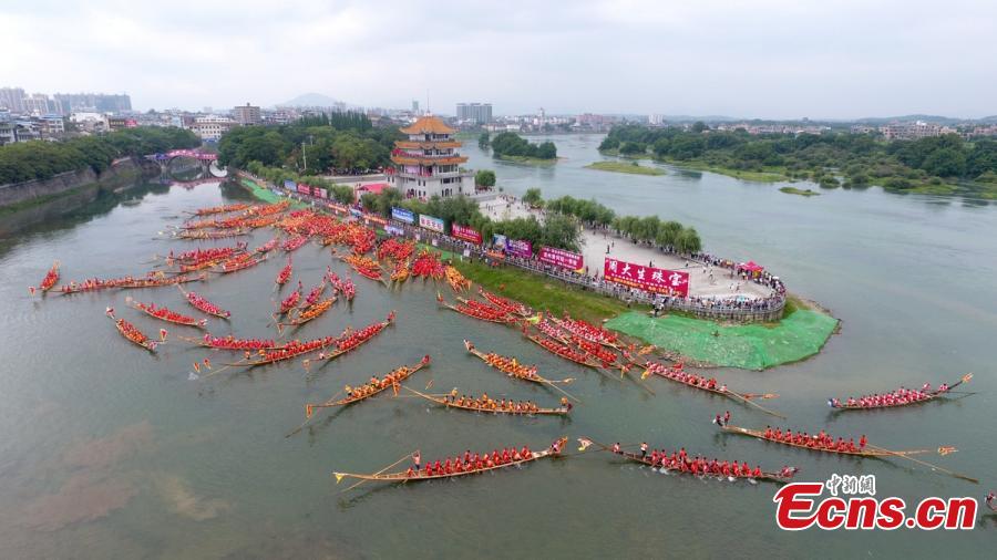 Dragon boats race on the Xiaoshui River, Daoxian County, Central China’s Hunan Province, June 14, 2018. More than 3,000 people and 116 boats from the county participated in the race ahead of the Dragon Boat Festival on June 18. Daoxian has a long history of dragon boats and the local race was recognized as an intangible cultural heritage of Hunan in 2006. (Photo: China News Service/Pan Lin)