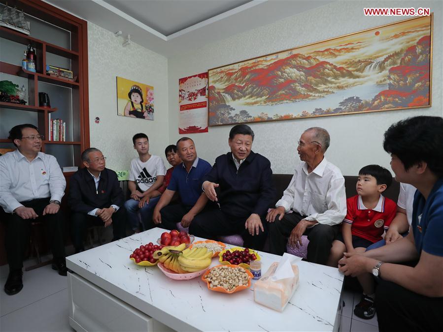 Chinese President Xi Jinping, also general secretary of the Communist Party of China (CPC) Central Committee and chairman of the Central Military Commission, visits the home of villager Zhao Shunli in Sanjianxi Village, Zhangqiu District in Jinan, capital of east China\'s Shandong Province, June 14, 2018. Xi made an inspection tour in Shandong from June 12 to 14. (Xinhua/Xie Huanchi)