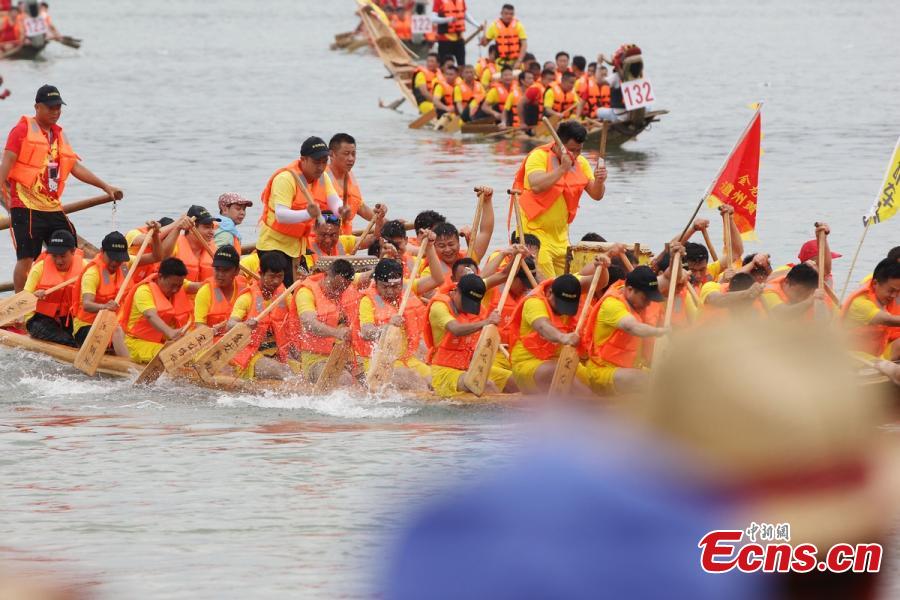 Dragon boats race on the Xiaoshui River, Daoxian County, Central China’s Hunan Province, June 14, 2018. More than 3,000 people and 116 boats from the county participated in the race ahead of the Dragon Boat Festival on June 18. Daoxian has a long history of dragon boats and the local race was recognized as an intangible cultural heritage of Hunan in 2006. (Photo: China News Service/Pan Lin)