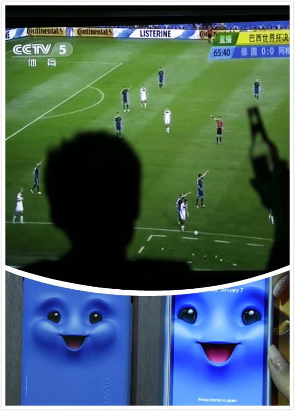 TV and smartphone

A screen that can transmit the match is a necessity, and watching the match on a big screen TV is the best way for fans. A smartphone provides a way for fans to talk about the match with friends via chatting apps.(Photo/chinadaily.com.cn)