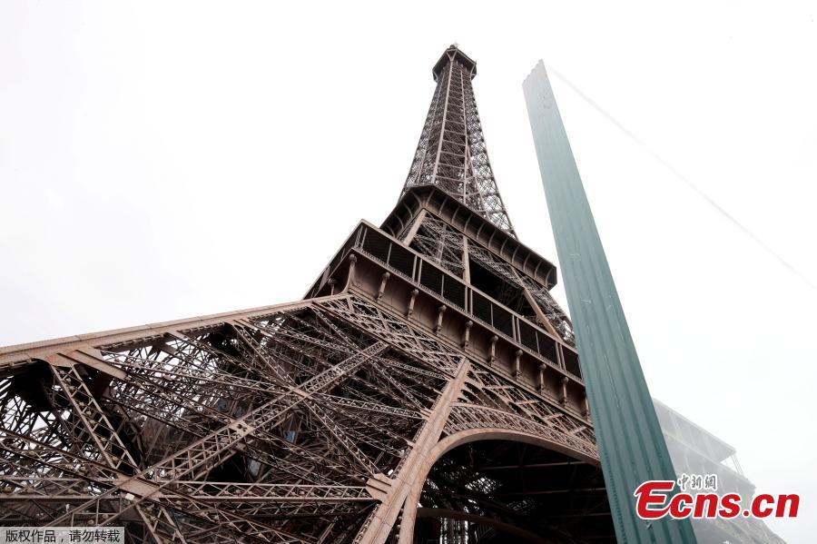 The new glass security fence, that is under construction, is seen around the Eiffel Tower in Paris, France, June 14, 2018. Paris authorities are building a permanent security belt around the Eiffel Tower, replacing the current fencing around it with more visually appealing glass walls. (Photo/Agencies)