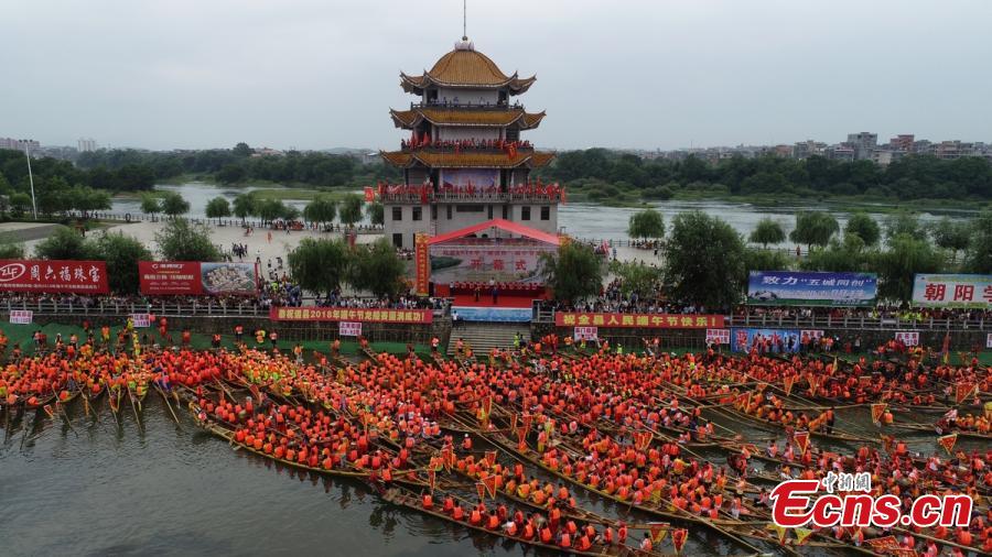 Dragon boats race on the Xiaoshui River, Daoxian County, Central China’s Hunan Province, June 14, 2018. More than 3,000 people and 116 boats from the county participated in the race ahead of the Dragon Boat Festival on June 18. Daoxian has a long history of dragon boats and the local race was recognized as an intangible cultural heritage of Hunan in 2006. (Photo: China News Service/Pan Lin)