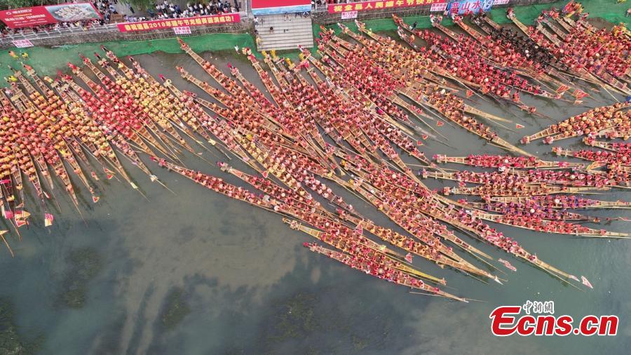 Dragon boats race on the Xiaoshui River, Daoxian County, Central China’s Hunan Province, June 14, 2018. More than 3,000 people and 116 boats from the county participated in the race ahead of the Dragon Boat Festival on June 18. Daoxian has a long history of dragon boats and the local race was recognized as an intangible cultural heritage of Hunan in 2006. (Photo: China News Service/Pan Lin)