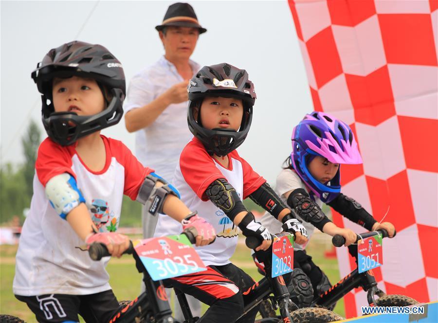 Children take part in a balance bike contest at a park in Gu\'an County, north China\'s Hebei Province, June 16, 2018. More than 300 children from Beijing, Tianjin and Hebei participated in the activity on Saturday. (Xinhua/Men Congshuo)
